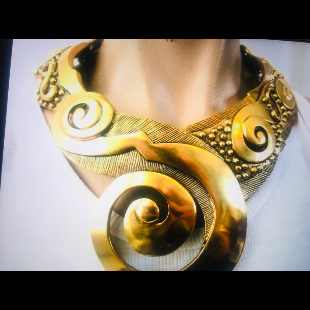 OSCAR DE LA RENTA GOLDEN NECKLACE IN ORIGINAL BOXE